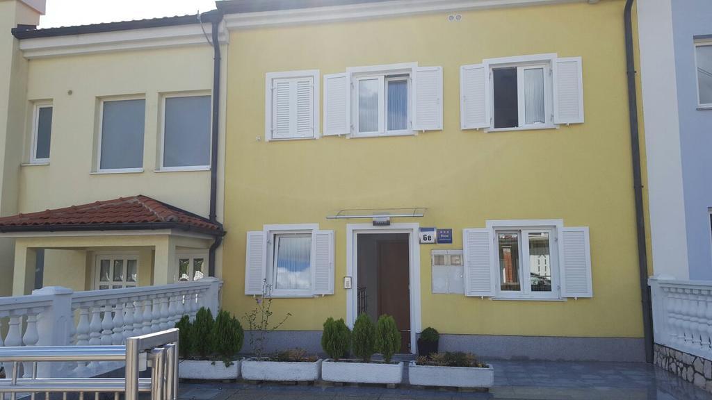 Appartamento Haus Ella Novi Vinodolski Esterno foto